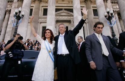 El matrimonio saluda al público a las puertas del Congreso argentino, tras acceder Cristina Fernández a la presidencia.