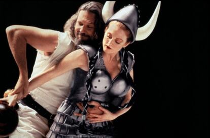 Jeff Bridges y Juliane Moore en la mítica escena de la bolera de 'El gran Lebowski'
