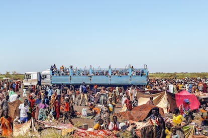 La mayoría de quienes vagan por Joda son retornados sursudaneses que cuando las cosas estaban peor en su país se marcharon al vecino. Ahora, con el estallido de violencia, han decido regresar a sus lugares de origen en la medida de lo posible. El resto son sudaneses que han decidido cruzar la frontera por primera vez y buscar refugio aquí.
