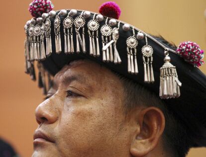 Un hombre Akha lleva el traje tradicional en la ceremonia de apertura de la segunda sesión de la Conferencia de Paz de la Unión Panglong del siglo XXI en el Centro Internacional de Convenciones de Myanmar, en Naypjitaw.