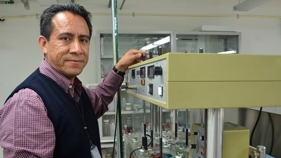 El Dr. Miguel Ángel Méndez Rojas, profesor e investigador del Departamento de Ciencias Químico-Biológicas de la Universidad de las Américas Puebla, en una fotografía cedida por la Universidad.