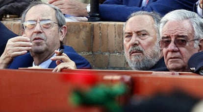 Los magistrados del Constitucional Guillermo Jiménez, Manuel Aragón y Ramón Rodríguez en una corrida de toros el pasado abril en Sevilla.