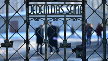 La puerta del campo de concentración de Buchenwald (Alemania), en las afueras de Weimar, con la inscripción 'Jedem das Seine' ("A cada uno, lo que merece"). Fue diseñada por Franz Ehrlich, formado en la Bauhaus y prisionero en el campo por sus simpatías comunistas, que después trabajó para los nazis.