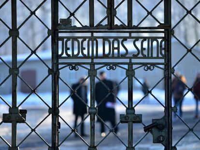 La puerta del campo de concentración de Buchenwald (Alemania), en las afueras de Weimar, con la inscripción 'Jedem das Seine' ("A cada uno, lo que merece"). Fue diseñada por Franz Ehrlich, formado en la Bauhaus y prisionero en el campo por sus simpatías comunistas, que después trabajó para los nazis.