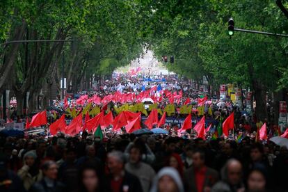 La Avenida Liberdade de Lisboa se ha llenado de personas en el aniversario del regreso de la democracia a Portugal