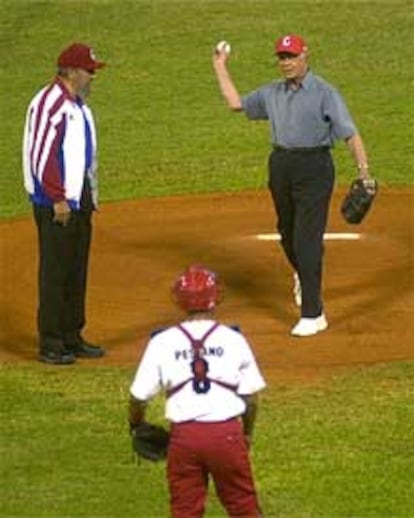 Carter y Castro juegan al béisbol en el estadio de La Habana.