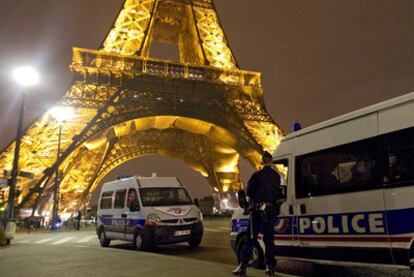 La policía francesa acordona el perímetro de la Torre Eiffel tras recibirse una amenaza de bomba el martes en París.
