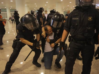Polícias catalães retêm a um homem no Aeroporto do Prat.