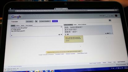 Unos mensajes de texto son traducidos utilizanto Google Translate en un ordenador portátil.