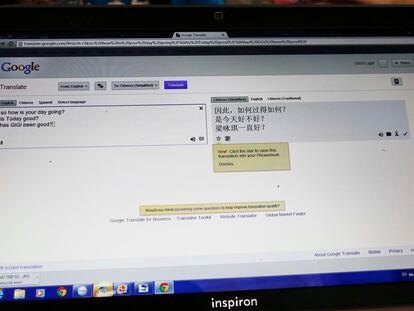 Unos mensajes de texto son traducidos utilizanto Google Translate en un ordenador portátil.