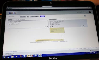 Unos mensajes de texto son traducidos utilizanto Google Translate en un ordenador portátil.