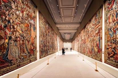 Vista de la serie de nueve tapices 'Los Honores', en la zona del palacio dedicado a esta clase de piezas.