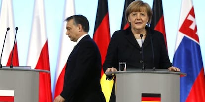 Viktor Orb&aacute;n y Angela Merkel, en una reuni&oacute;n del Grupo de Visegrado, en Varsovia en marzo.  