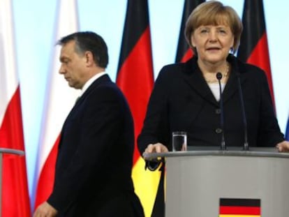 Viktor Orbán y Angela Merkel, en una reunión del Grupo de Visegrado, en Varsovia en marzo.