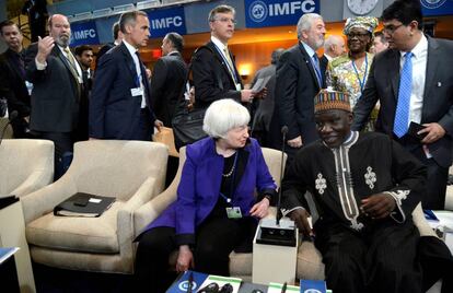 FILE PHOTO: Janet Yellen chats with Cameroon's Alamine Ousmane Mey before the start of the International Monetary and Financial Committee (IMFC) meeting, as part of the IMF and World Bank's 2017 Annual Spring Meetings, in Washington, U.S., April 22, 2017. REUTERS/Mike Theiler/File Photo