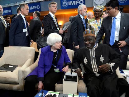 FILE PHOTO: Janet Yellen chats with Cameroon's Alamine Ousmane Mey before the start of the International Monetary and Financial Committee (IMFC) meeting, as part of the IMF and World Bank's 2017 Annual Spring Meetings, in Washington, U.S., April 22, 2017. REUTERS/Mike Theiler/File Photo