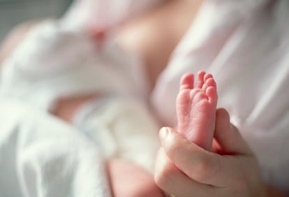 Un bebé en el regazo de su madre.