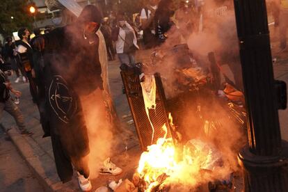 Una hoguera improvisada en una calle de Louisville durante las protestas. Ante la posibilidad de que se produjeran altercados, las autoridades de Louisville decidieron declarar el estado de emergencia, cerrar comercios y oficinas y declarar un toque de queda a partir de las 9 de la noche y hasta las 6 de la mañana.