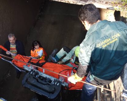 Momento del rescate en Trives, en una imagen cedida por la Guardia Civil.