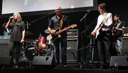 Carles Puigdemont toca la guitarra amb Sopa de Cabra en un concert a Barcelona.