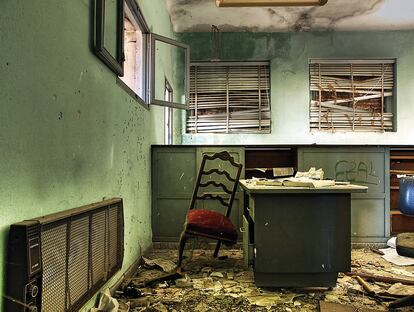 Un despacho de una distelería abandonada en Madrid.