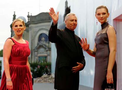 Peter Greenaway, acompañado de las actrices Eva Brithistle (a la izquierda) y Agata Buzek.