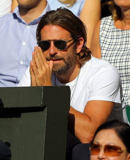 El actor es un verdadero fan de tenis. Es común verlo en Wimbledon, o en el abierto de Estados Unidos. En la imagen, Cooper viendo un partido disputado entre Thomas Berdych y Roger Federer, en Wimbledon.