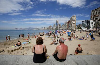 Una pareja de jubilados en la playa de Levante en Benidorm, Alicante.