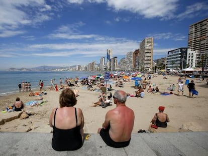 Una pareja de jubilados en la playa de Levante en Benidorm, Alicante.