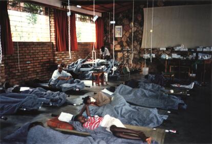 Abril de 1994. Kigali. Unidad de hospitalización del hospital MSF-CICR instalado en un orfanato dirigido por religiosas. Unas 800.000 personas fueron asesinadas en el genocidio de Ruanda, una de las páginas más tristes de la historia universal, entre abril y julio de 1994.