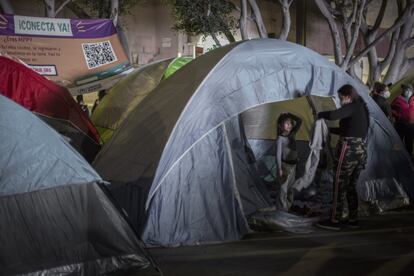 Cientos de personas llevan meses esperando en albergues, campamentos de refugiados y casas particulares.