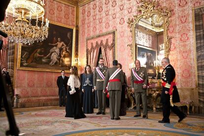 Fotografía tomada el 6 de enero de 2013 en el Palacio Real, antes del discurso del rey Juan Carlos (derecha) por la Pascua Militar. El 11 de enero, Diego Torres publicó nuevos correos que comprometían a Iñaki Urdangarin. El 21 de ese mes se redujo un 4% el presupuesto de la Casa del Rey.