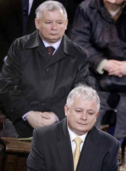 Lech (abajo) y  Jaroslaw Kaczynski,  en la catedral de Varsovia.