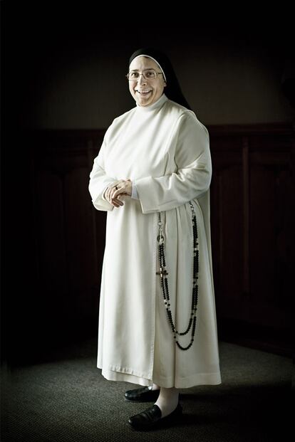 Sor LucÍa Caram. Dominica contemplativa del convento de Ntra. Señora de los Ángeles y Santa Clara, en Manresa, Barcelona. «Mi vida son mis causas y mis causas valen más que mi vida», Casaldáliga. Su fe carece de ciertas virtudes de su profesión: obediencia, «si la norma atropella la dignidad humana, no hay que cumplirla»; resignación, «el cristiano debe transformar el mundo»; o moderación, «las celebraciones religiosas parecen funerales. Jesús tenía sentido del humor y de la fiesta. Su primer milagro fue convertir el agua en vino». Esta monja argentina defiende los anticonceptivos, el matrimonio homosexual, la inclusión de la mujer en la jerarquía de la Iglesia y la independencia catalana. Mientras los obispos vetan sus charlas en colegios religiosos, sus seguidores en las redes sociales o en su programa Punt de trobada (Ràdio 4) crecen. Con ironía y fondos privados, «antes pedía a Dios, ahora pido a todo dios», ha creado un banco de alimentos, huertos ecológicos o un albergue. Y es feliz.