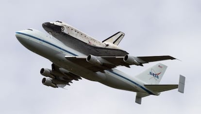 La nave espacial 'Discovery' sobrevuela Washington a bordo de un 'Boeing 747'.