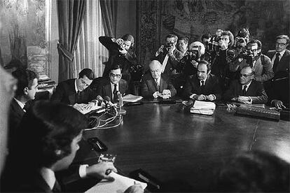 Firma de los Pactos de la Moncloa en el palacio de las Cortes, en 1977.