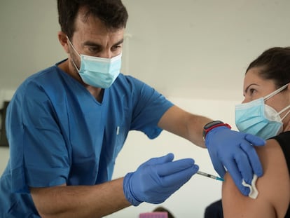 Vacunación de personal sanitario en el CAP Manso de Barcelona, este lunes.