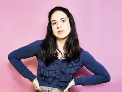 Cristina Morales posa para ICON dejando claro que no hay taburete incómodo, sino personas que no saben utilizar el pensamiento lateral para sentarse.