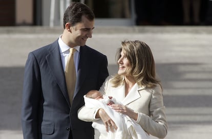 A la salida del hospital, doña Letizia se dejó fotografiar por primera vez públicamente con su primogénita, la infanta Leonor, nacida el 31 de octubre de 2005.