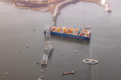 Vista aérea del carguero Dali tras chocar y colapsar el puente Francis Scott Key.