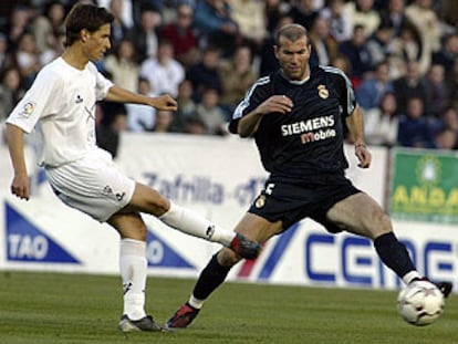 Zidane trata de interceptar un pase de Álvaro.