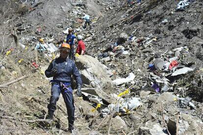 Los equipos de rescate mientras recuperan restos del fuselaje en el lugar de la cat&aacute;strofe a&eacute;rea del Airbus A320 de Germanwings, cerca de Seyne les Alpes (Francia).