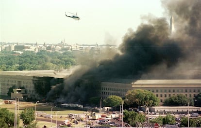 Un tercer avión choca a las 9.37 contra la pared oeste de la sede del Pentágono, lo que genera una bola de fuego gigantesca. Según contó después George W. Bush, entonces presidente, fue en ese momento cuando se dio cuenta de que el país estaba “en guerra”.