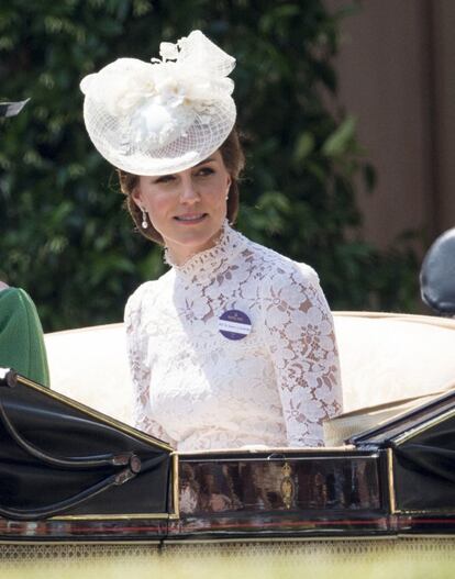 La duquesa de Cambridge se decantó por un conjunto blanco, muy alabado por los especialistas.