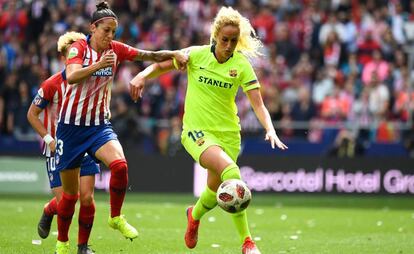 Jennifer Hermoso, a la izquierda, pugna por un balón con Kheira Hamraoui durante el Atlético-Barcelona.