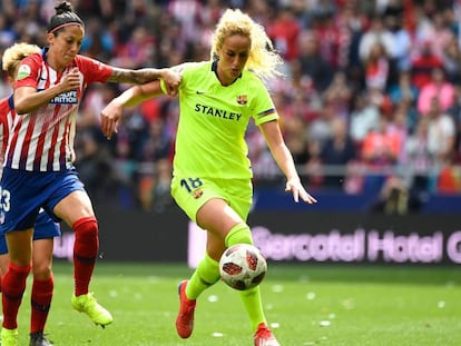 Jennifer Hermoso, a la izquierda, pugna por un balón con Kheira Hamraoui durante el Atlético-Barcelona.