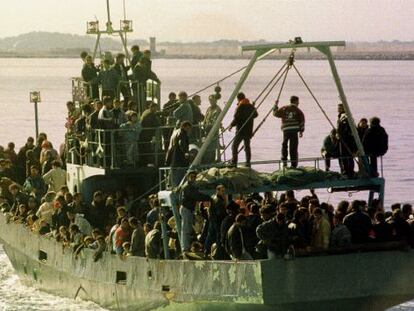 Unos 250 refugiados albaneses llegan al puerto de Brindisi (Italia), en 1997.