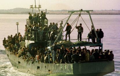 Unos 250 refugiados albaneses llegan al puerto de Brindisi (Italia), en 1997.