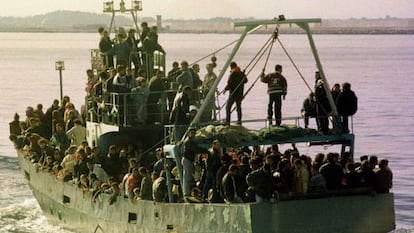 Unos 250 refugiados albaneses llegan al puerto de Brindisi (Italia), en 1997.