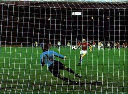 Panenka bate a Maier, en la final de 1976, en el lanzamiento del penalti que le hizo célebre.